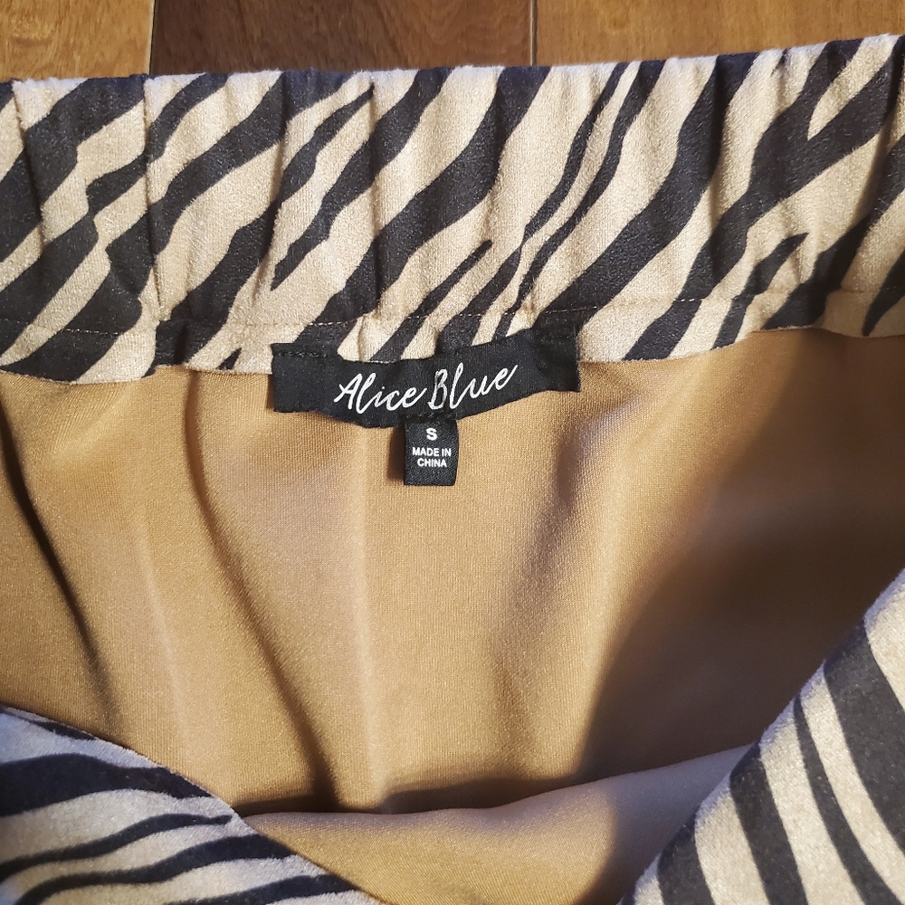 ⭐️🆕️Alice Blue Animal Print Skirt Size S - Picture 3 of 4